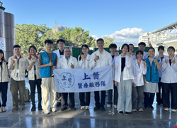 針灸科主任李育臣/總醫師李佩璇 中醫學系「上醫醫療服務隊」現身車站關懷無家者